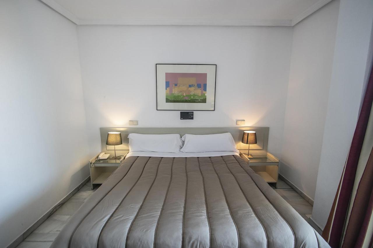 Hospedium Hotel Apartamentos Simon Verde Mairena del Aljarafe Bagian luar foto